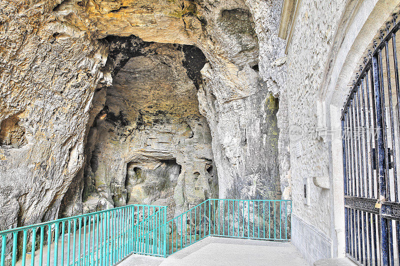 法国教堂的石头雕刻的洞穴拉巴尔姆