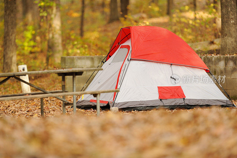 带营地的露营帐篷