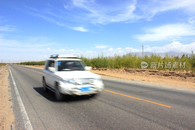 道路上模糊的汽车