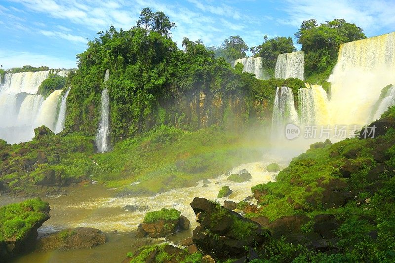 伊瓜苏瀑布位于阿根廷热带雨林——南美洲