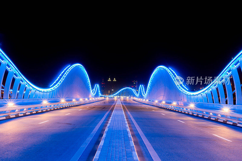 迪拜梅丹桥的灯光