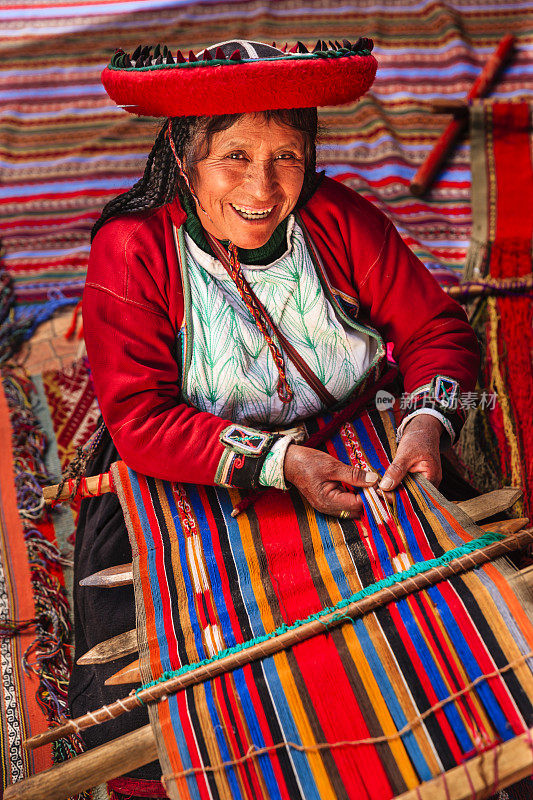 一名秘鲁妇女在钦切罗的圣谷织布