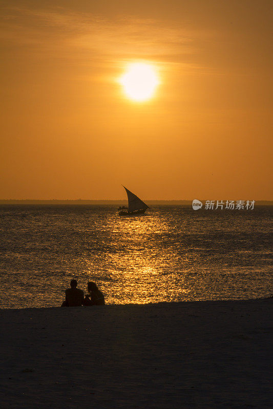 夫妇与日落在桑给巴尔-肯德瓦海滩