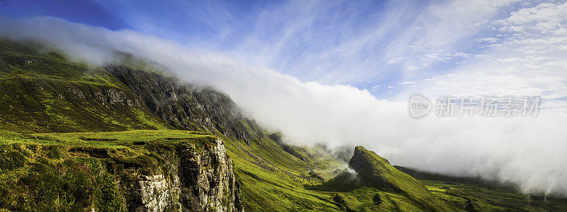 苏格兰雾滚动在绿色高地山脉全景基兰斯基