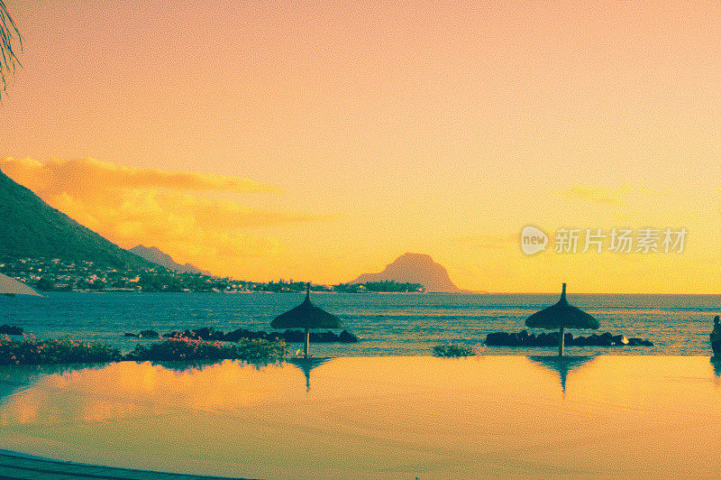 热带岛屿与美丽的日落和无限游泳池
