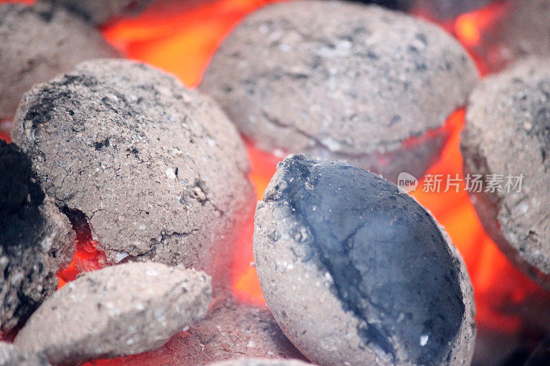 烧烤时用冒烟的，灼热的炭块，烧烤用的热炭