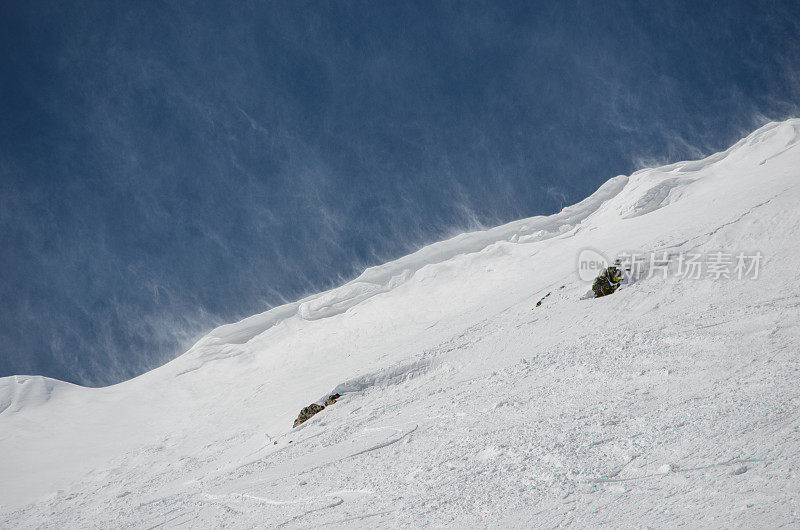 雪吹过滑雪坡飞檐