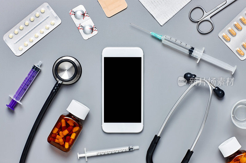 平板铺设各种医疗用品围绕智能手机