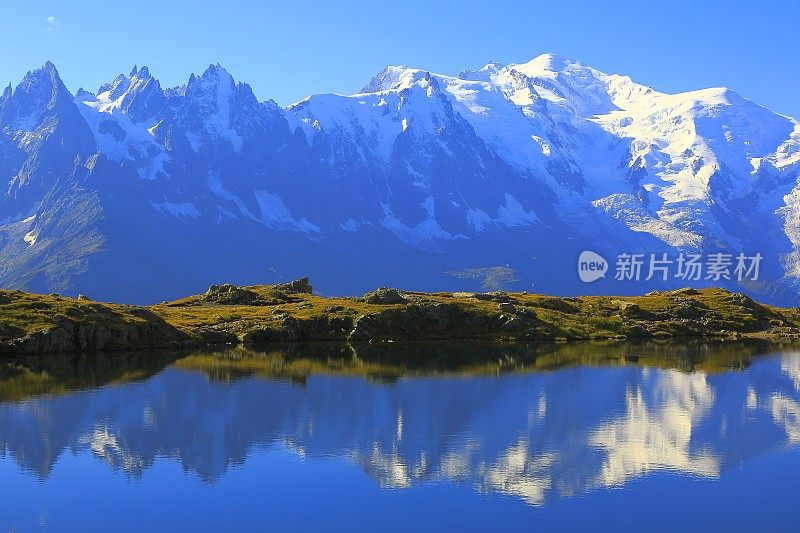 勃朗峰倒影和切斯里湖，夏蒙尼，法国阿尔卑斯山