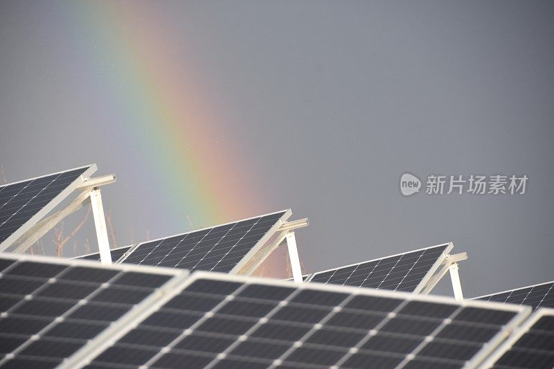 太阳能屋顶上空的彩虹