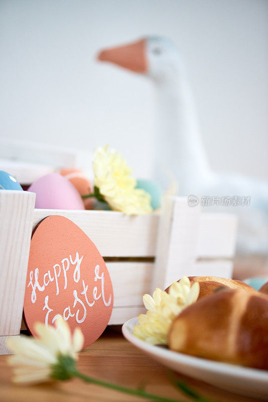 复活节餐桌:倚在装满鸡蛋的木箱上，重点放有愿望的复活节卡片
