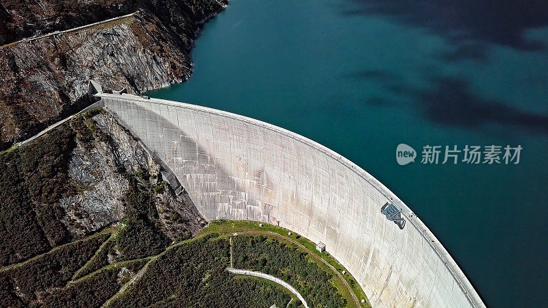 Kolnbreinspeicher湖上Kolnbreinspeicher大坝和马耳他路鸟瞰图，奥地利。