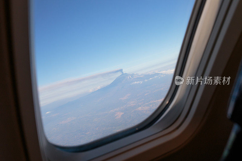 透过飞机窗口观看埃特纳火山
