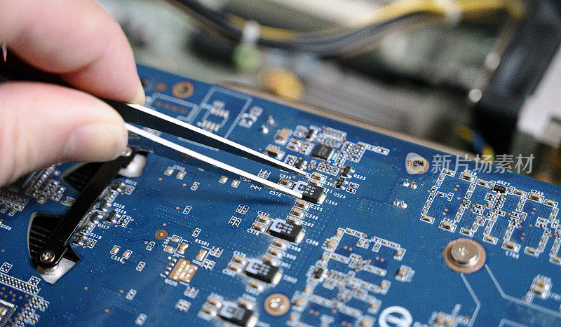 电子技术人员用镊子组装或修理电路板