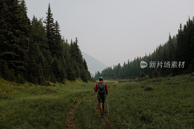 男人徒步穿越草地