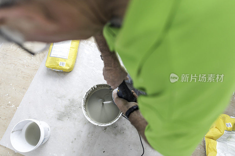 高角度的高级男子搅拌砂浆或水泥