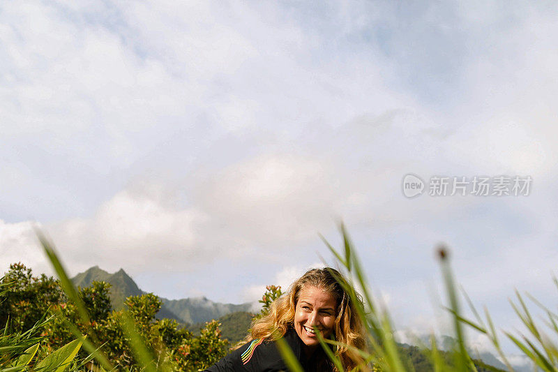 44岁的中年妇女在夏威夷考艾岛北岸享受快乐时光