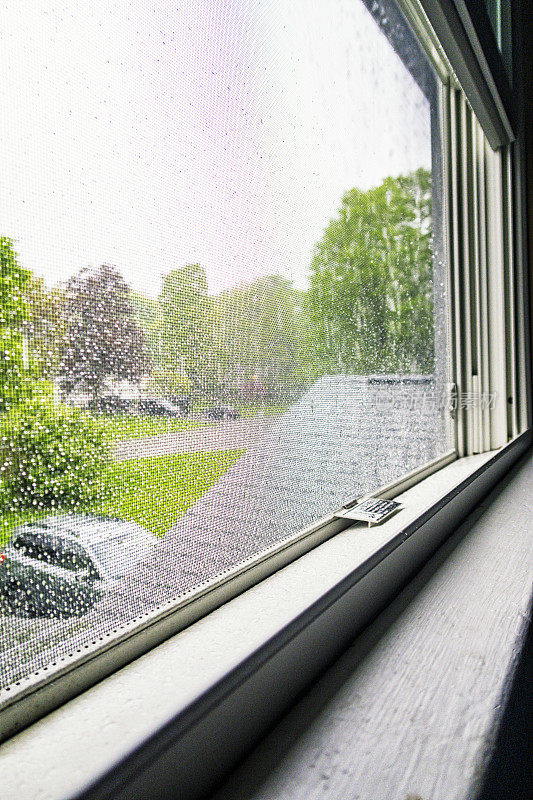 大雨模糊了卧室的窗户