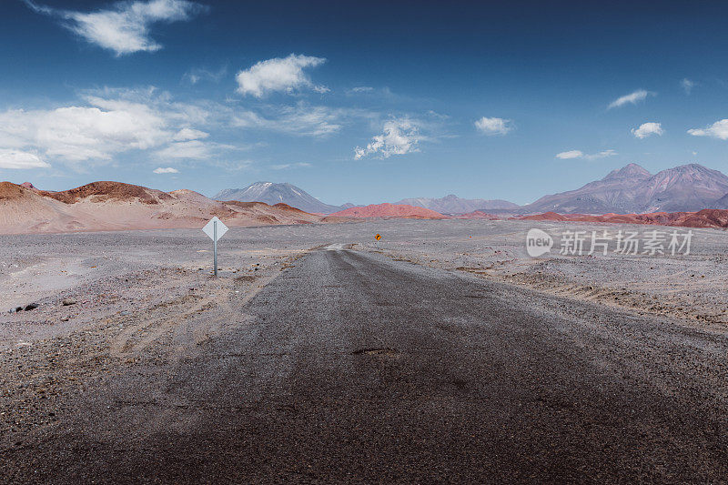 阿塔卡马沙漠的山路风景