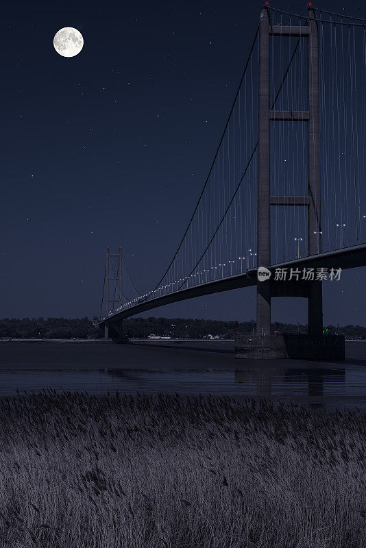 数字合成图像的亨伯桥处理，以代表一个夜晚的观点，满月和星星的头顶。