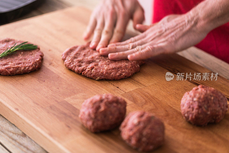 制作汉堡，用手捏碎的肉