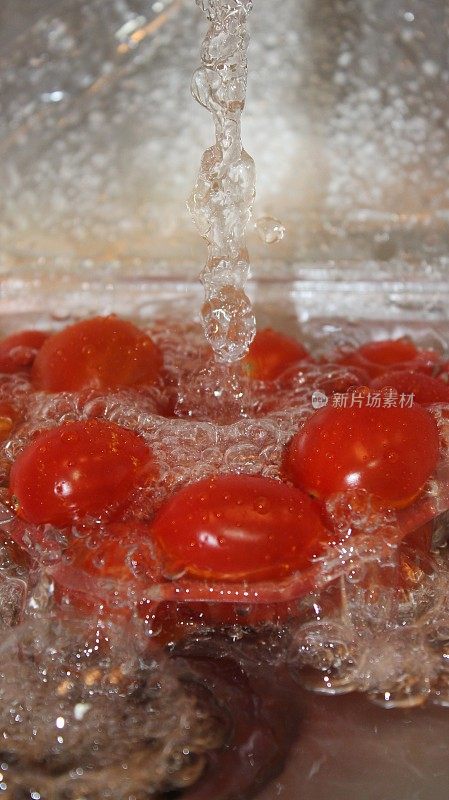 在厨房水槽里洗的红樱桃番茄