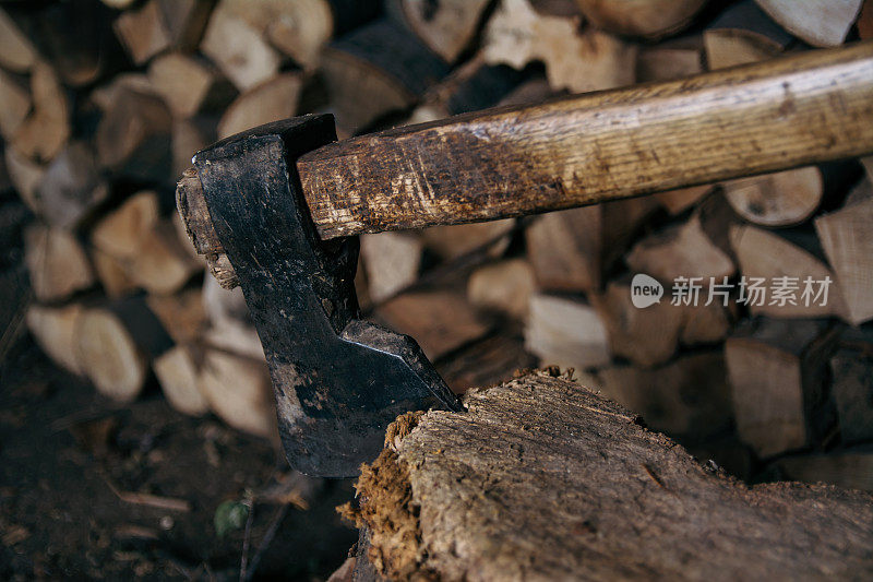 斧头被刀刃刺进了树桩。木柄斧