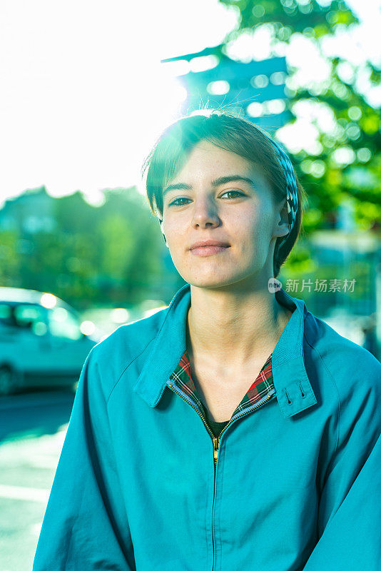 在市中心骄傲的年轻女子