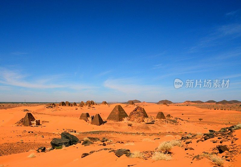 梅罗埃金字塔，南方和北方墓地(前景和背景)-撒哈拉沙漠中的努比亚坟墓-联合国教科文组织世界遗产，贝格拉维亚，苏丹