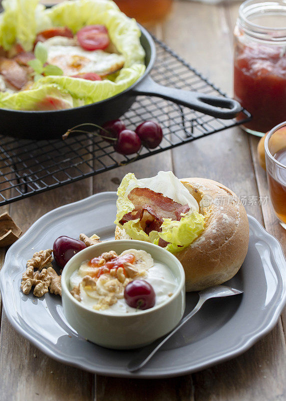 自制健康早餐:生菜、培根、小面包和酸奶