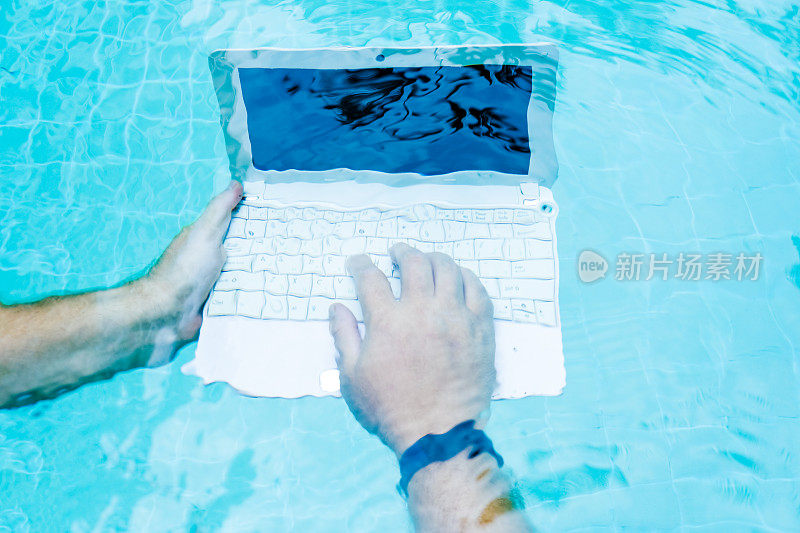 男在水下从事小型计算机的工作。水池底部有一台小型计算机。很多工作的概念在起作用。模糊抽象的背景。