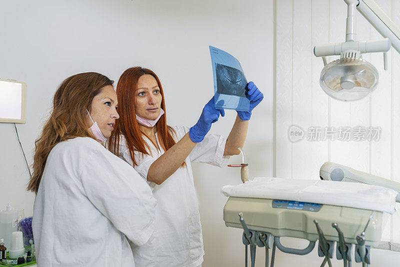 牙科医生及助理在牙科诊所检查x光