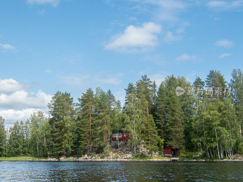 典型的斯堪的纳维亚红色木屋，位于芬兰的Saimaa湖畔