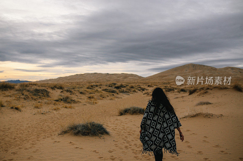 加州莫哈韦沙漠中穿着嬉皮服装的女人
