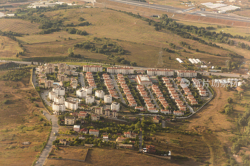 土耳其伊斯坦布尔郊区有门的公寓住宅综合体