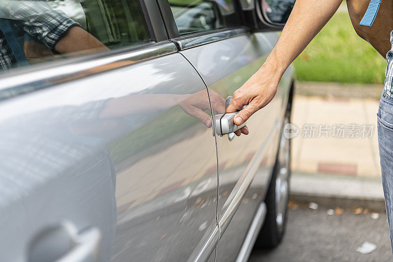 一名男子正在上街上的汽车