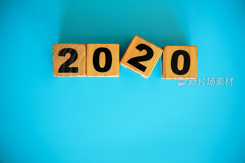 2020年新年，在蓝色背景上用木块隔离