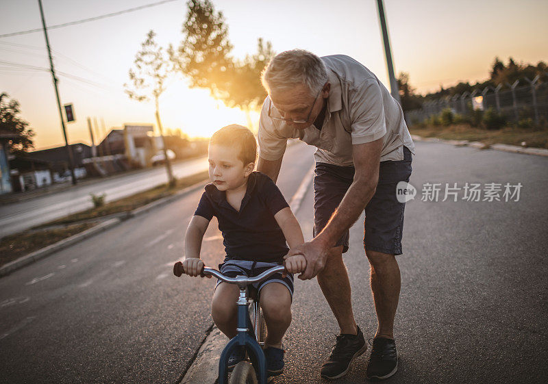 爷爷教孙子骑自行车