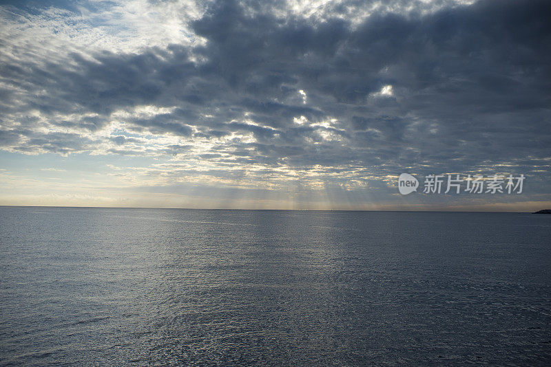 海上日落。和平的景象