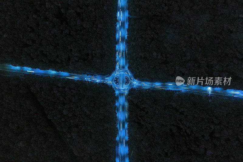 空中俯视图无人机拍摄的十字路口在夜间长时间曝光蓝色
