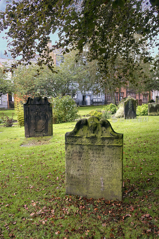 位于英格兰彭里斯的圣安德鲁教堂的古代墓地和墓碑