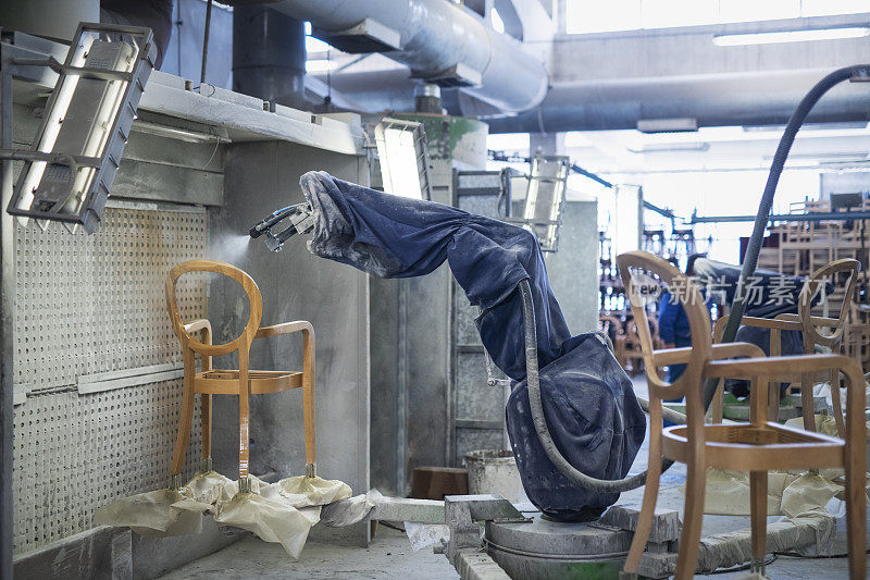 工厂里的自动机械臂喷漆椅。