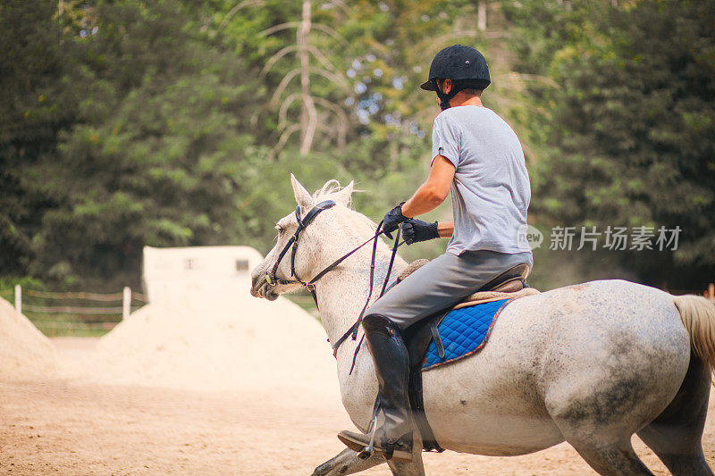 骑师在谷仓里骑马