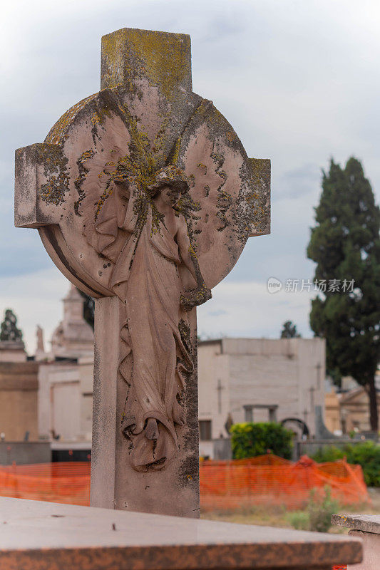 模糊背景下的意大利公墓中死者纪念日中的基督教十字架