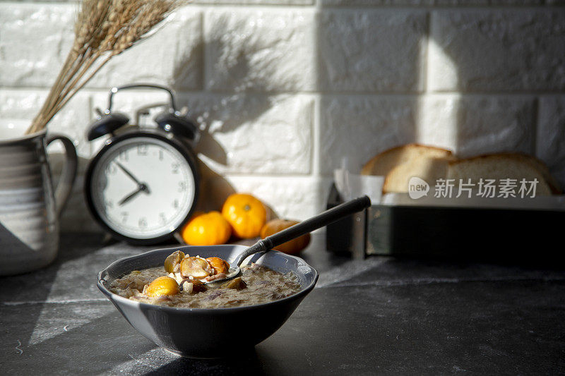 自制早餐:咸味粥，配栗子和培根