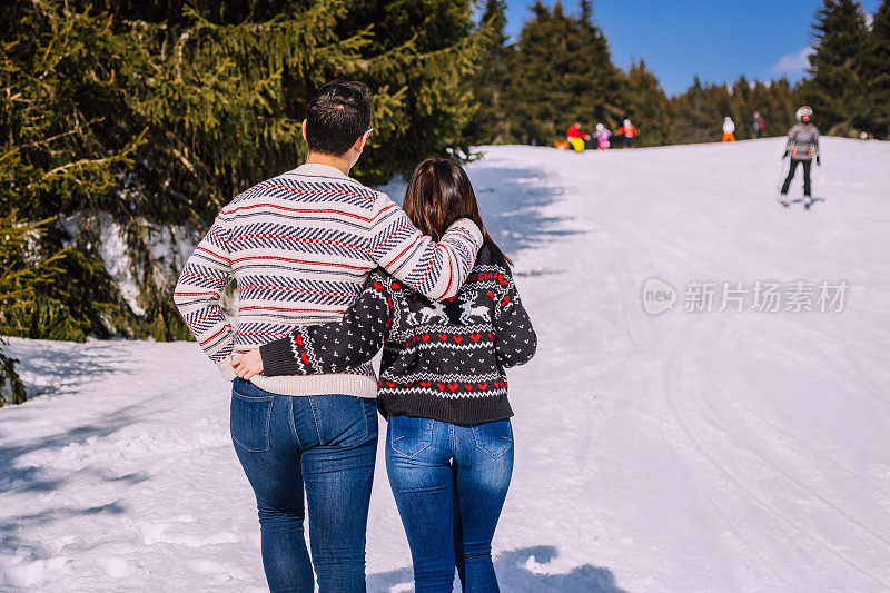 一对在雪地上散步的夫妇