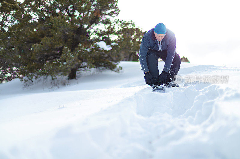 成年男性穿雪鞋晚些时候在科罗拉多西部的户外探险