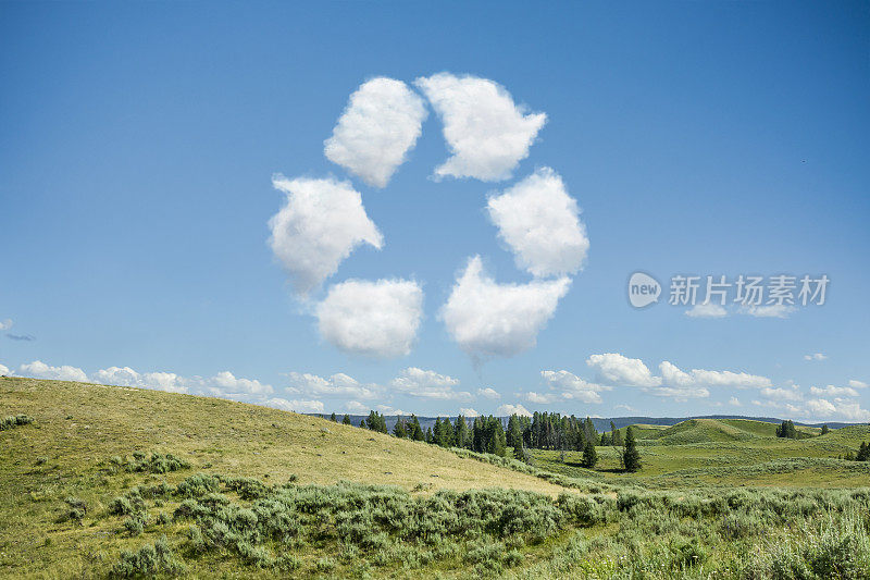 由天空中的云与滚动的景观背景形成的循环符号