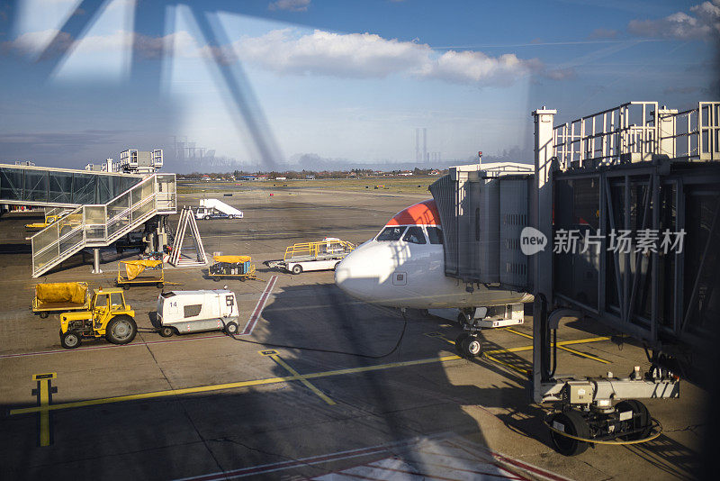 飞机在国际机场的终点站门口