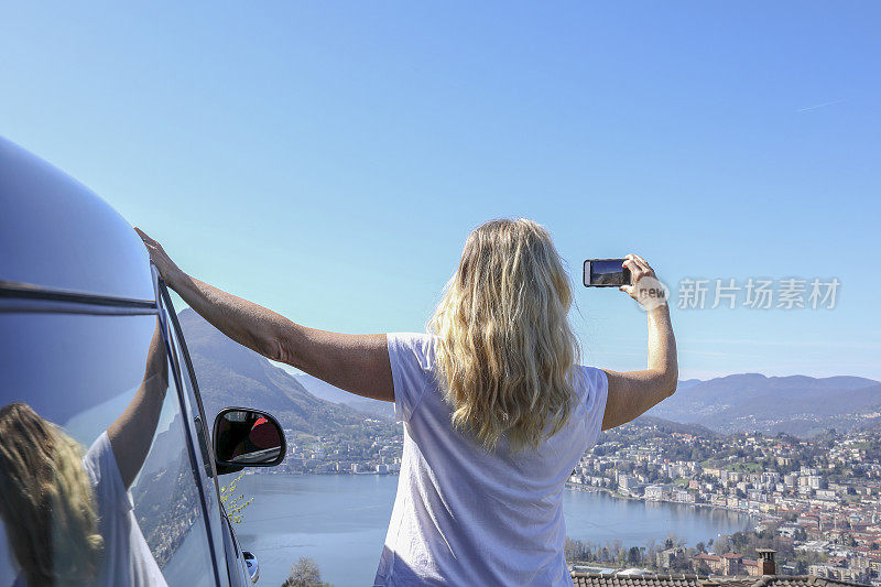 女人在车门外用手机放松